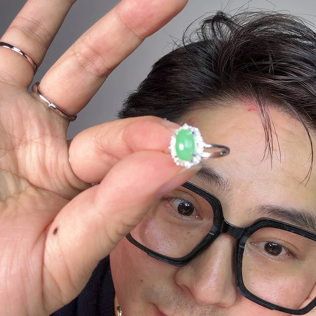 翡翠未镶嵌颈饰一件