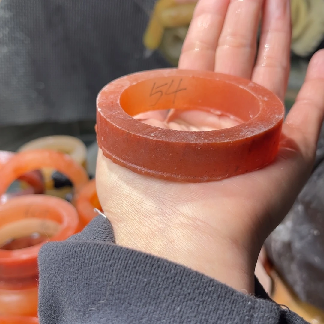 漫***天石英质玉未镶嵌手镯定制