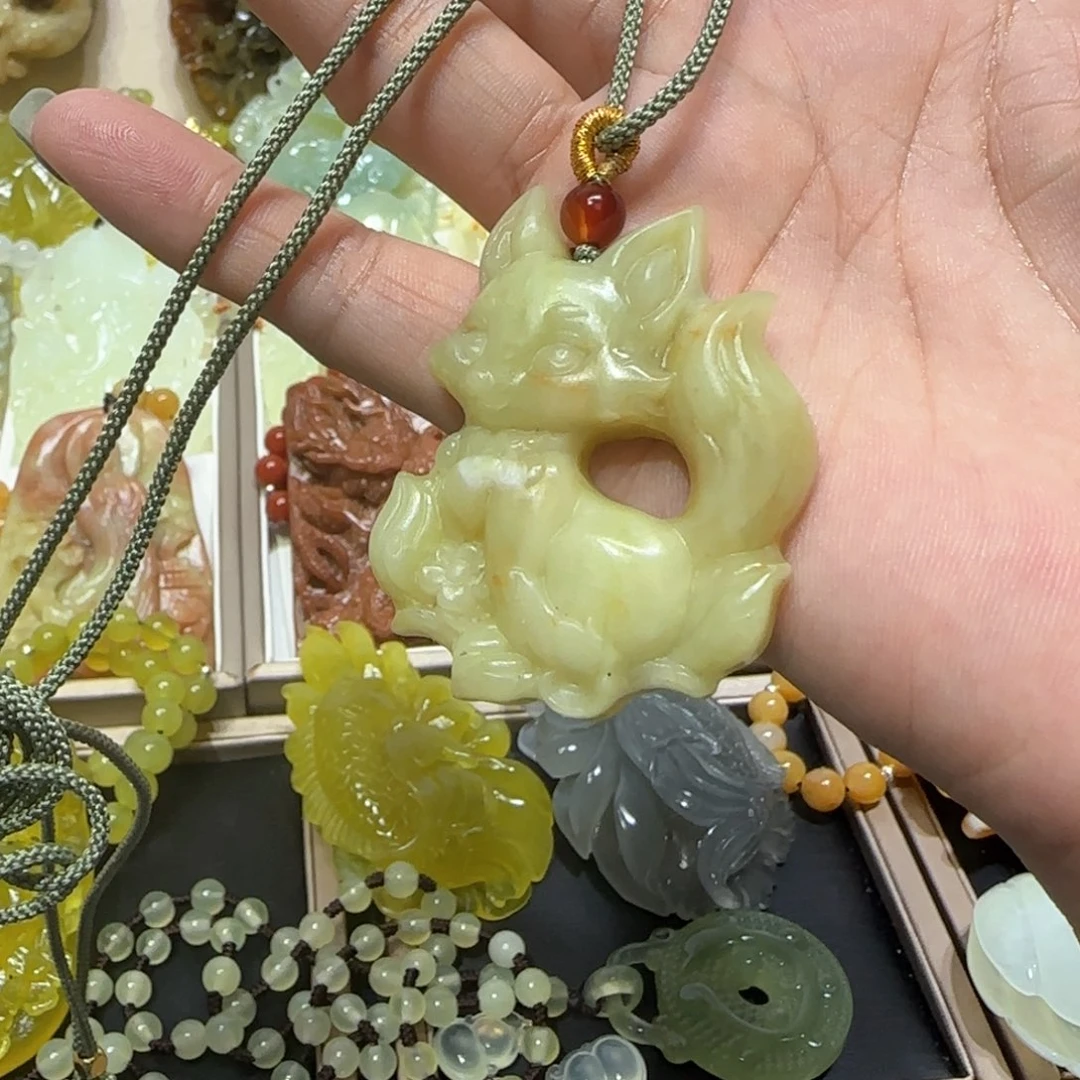未镶嵌蛇纹石玉吊坠