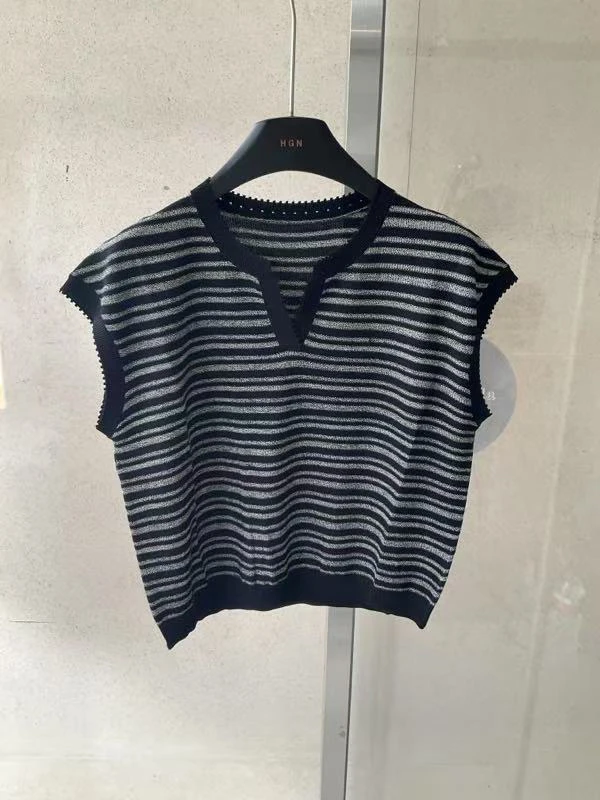 休闲V领黑灰条背心