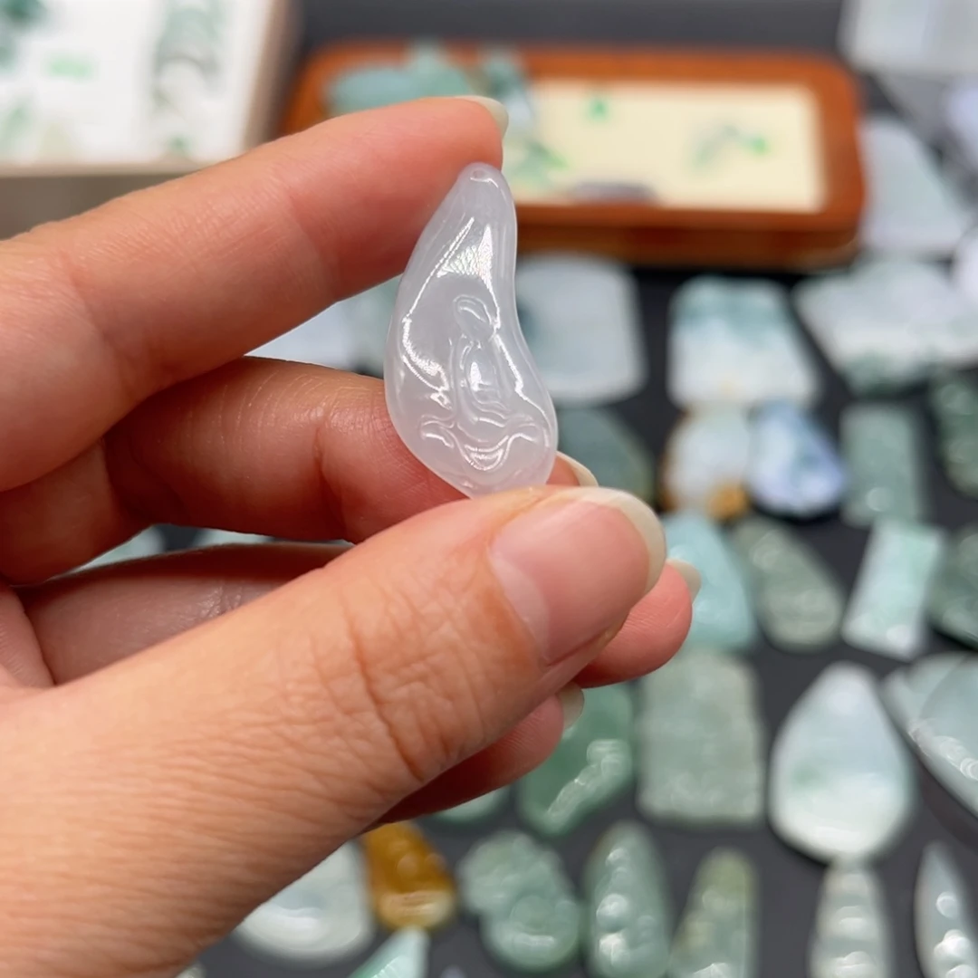 翡翠未镶嵌颈饰悟道