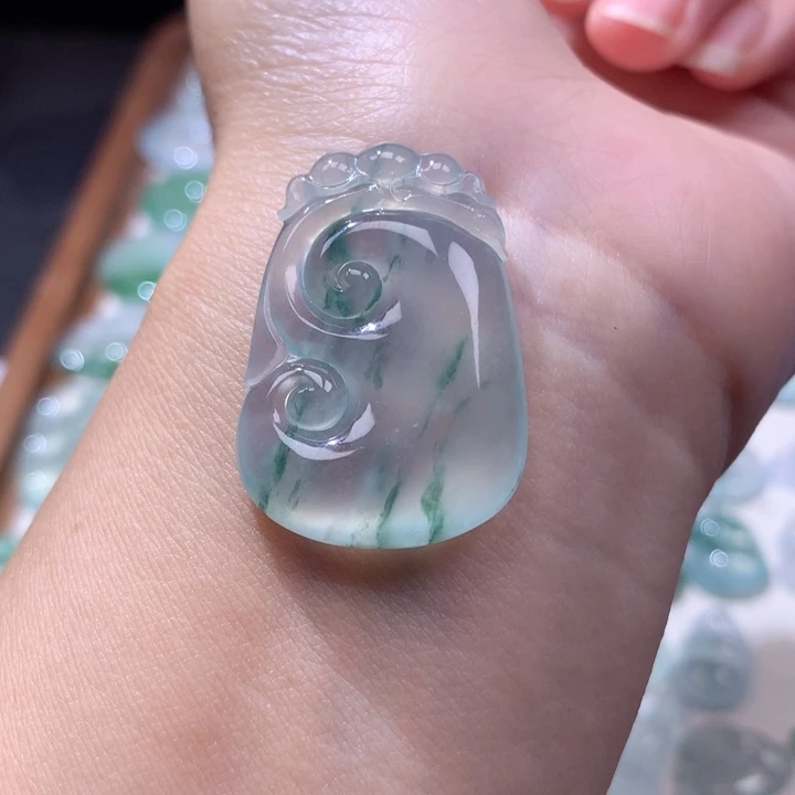 颈饰未镶嵌翡翠冰种飘花大如意