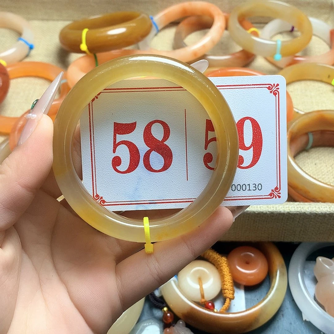 未镶嵌石英质玉（黄龙玉）手镯