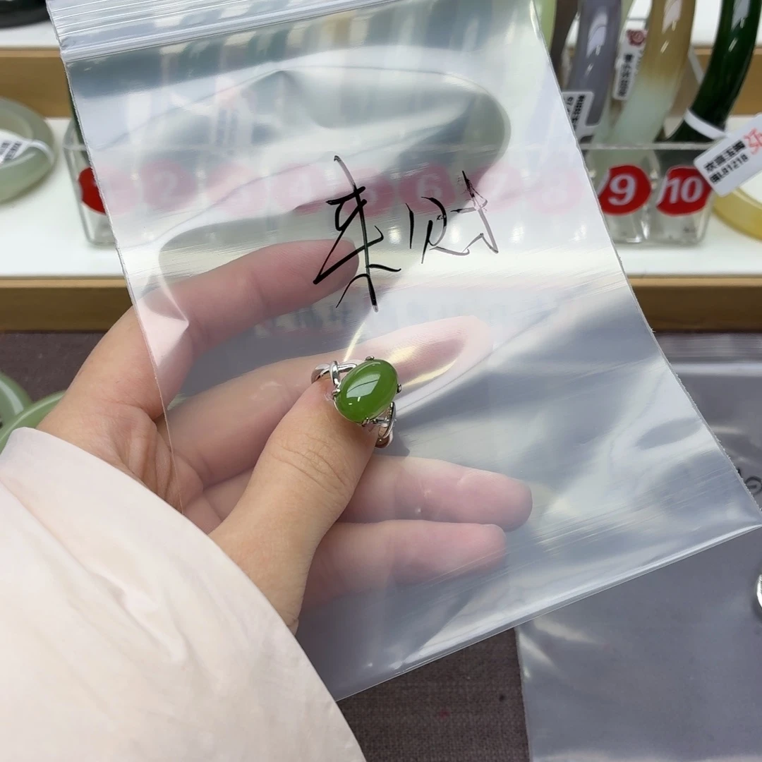 来****和田玉未镶嵌手镯