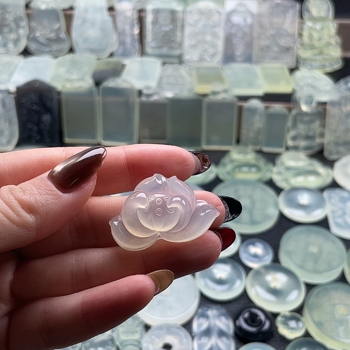 岫玉未镶嵌颈饰荷花