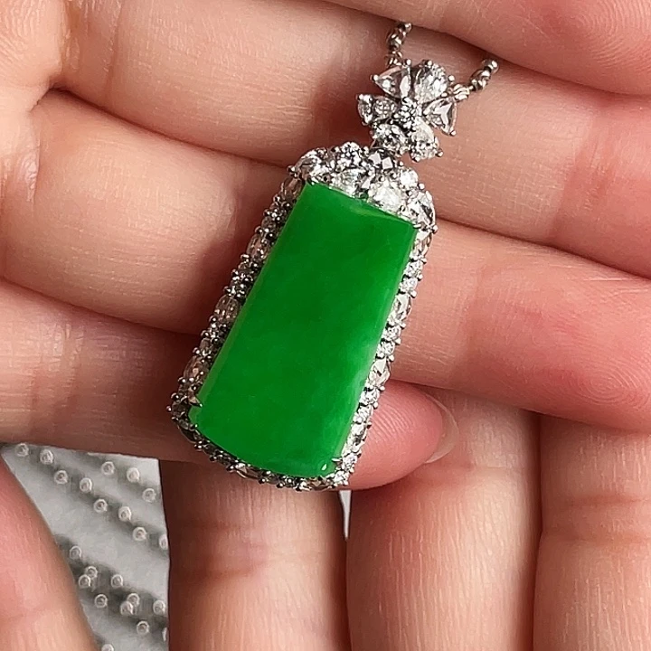 翡翠18K金镶嵌颈饰吊坠