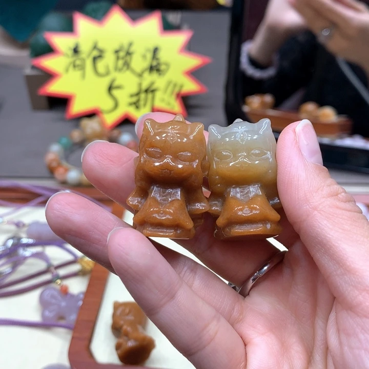 石英质玉颈饰合金芯*