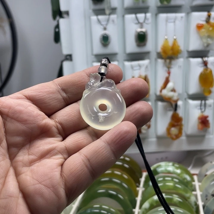 蛇纹石玉未镶嵌颈饰