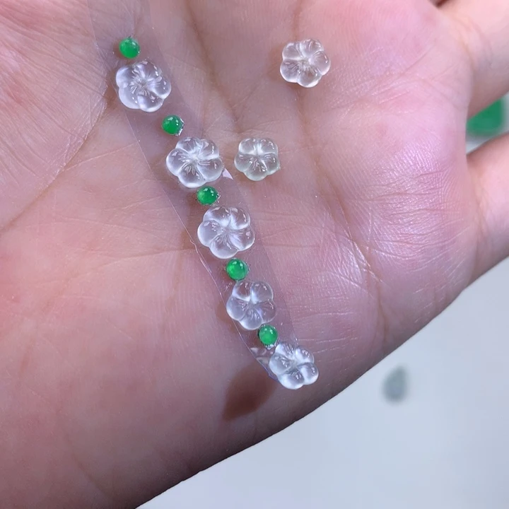 翡翠未镶嵌颈饰花朵