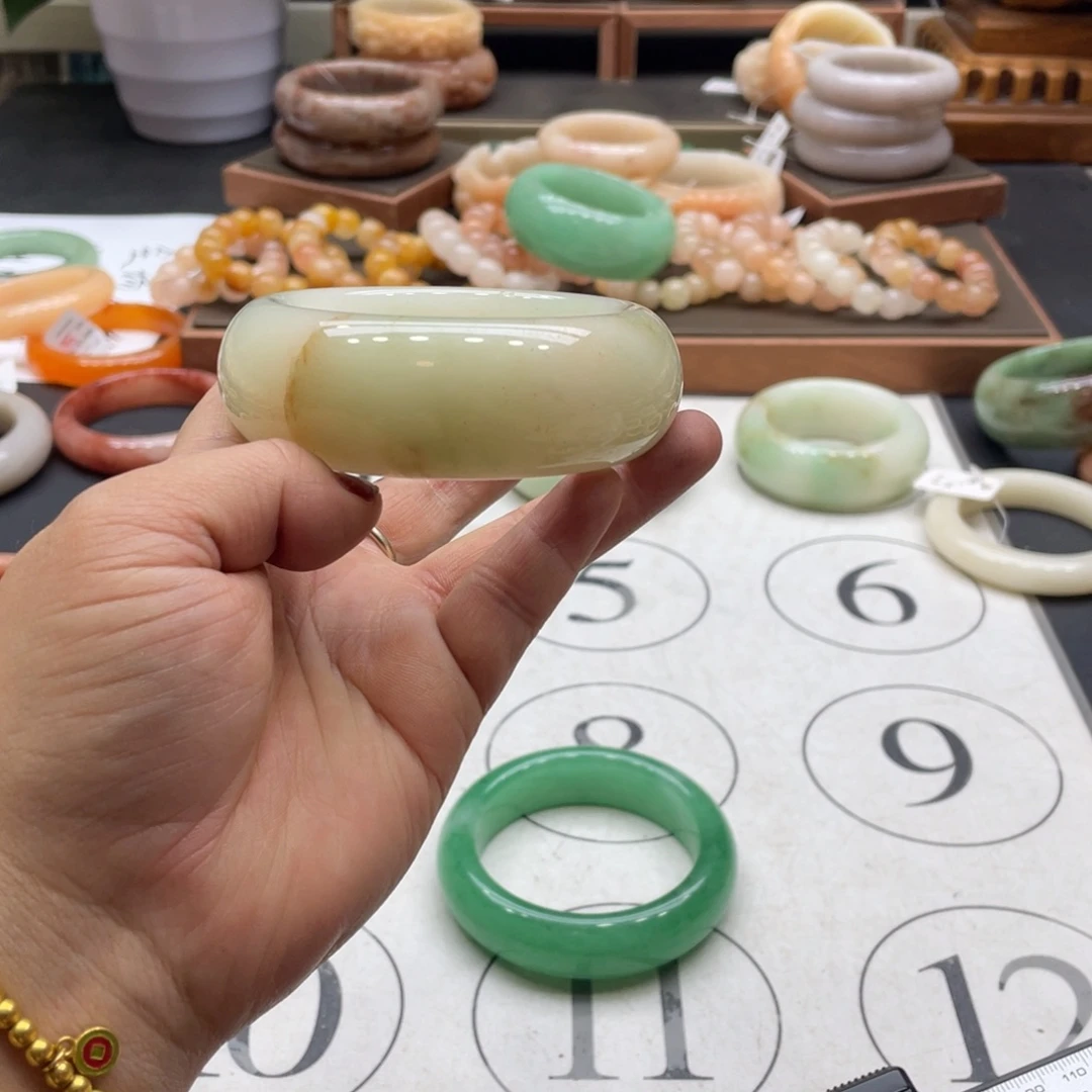 沐***宝石英岩玉未镶嵌手镯