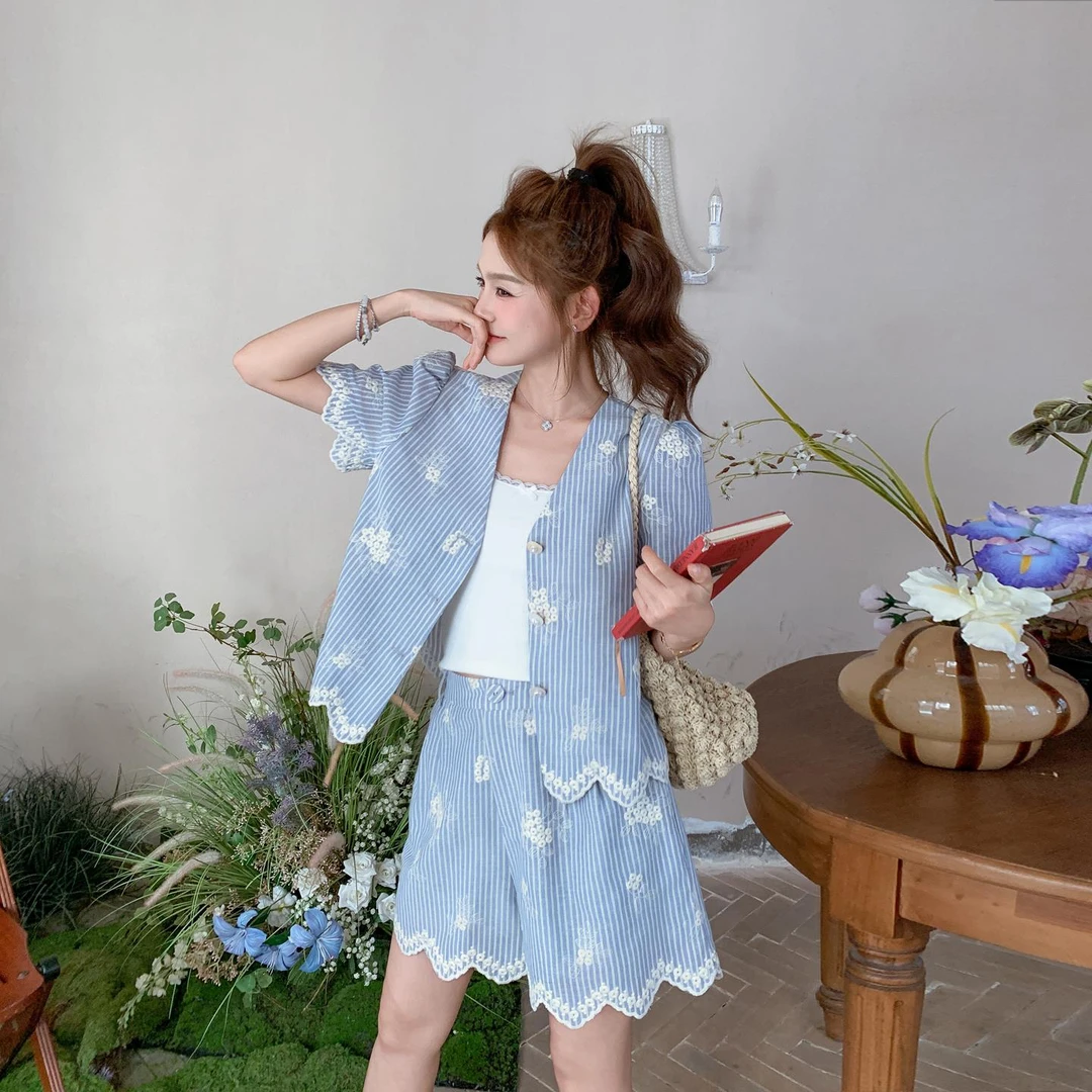 法芬图夏日绝美小套装女2025新款小众刺绣V领条纹上衣短裤两件套
