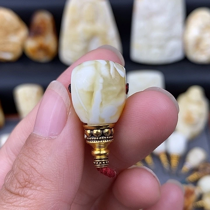 琥珀未镶嵌裸石13金瓷白三通微瑕c581