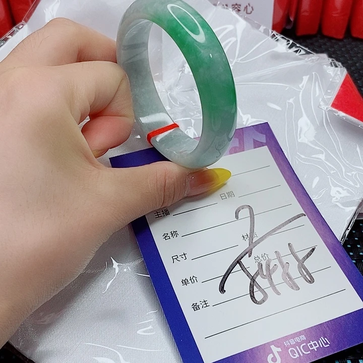 翡翠手镯（圆镯）未镶嵌翡翠