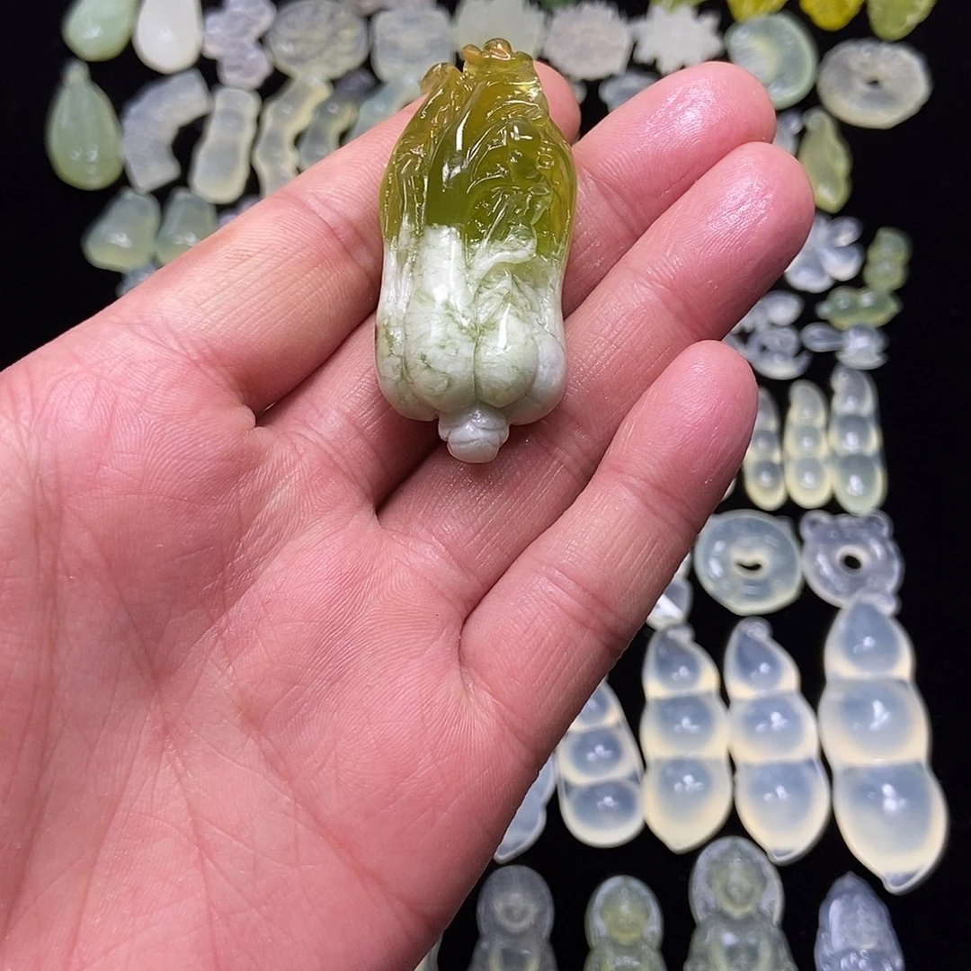 赵***轩蛇纹石玉未镶嵌颈饰