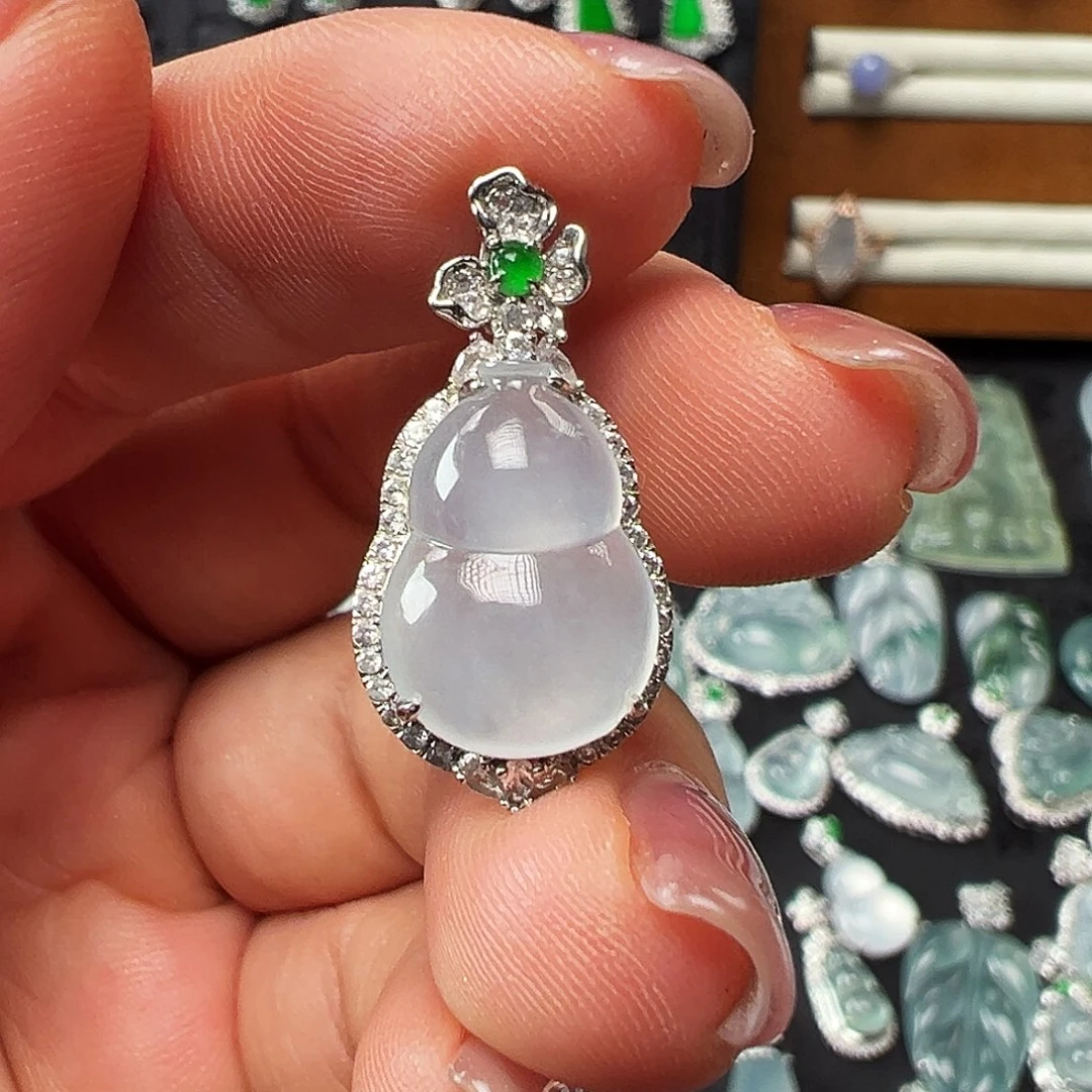 翡翠18K金镶嵌颈饰吊坠