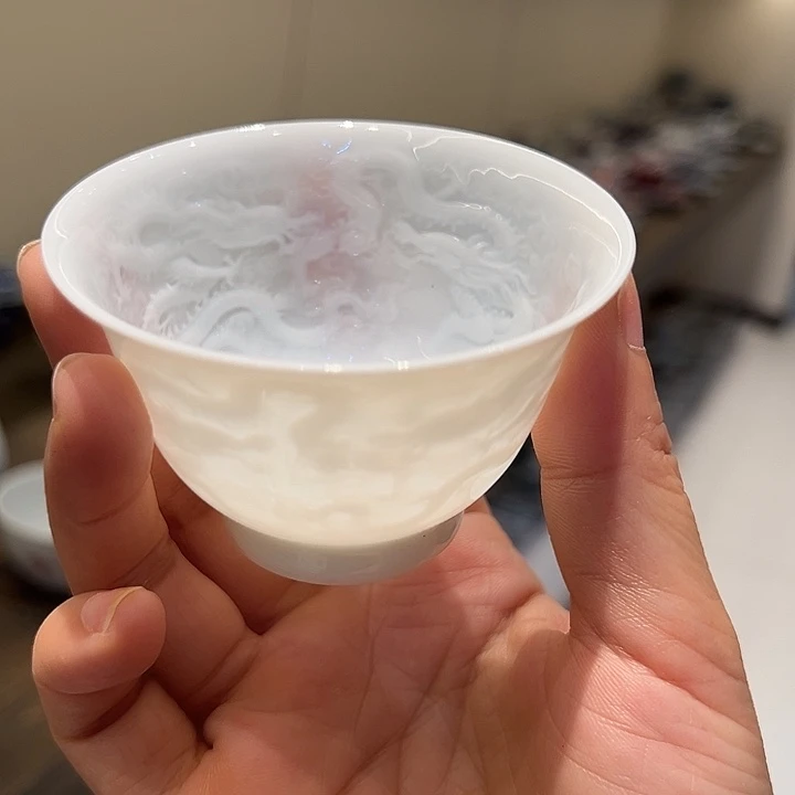 超薄胎内模印龙纹杯杯