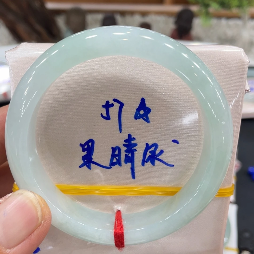 翡翠手镯未镶嵌翡翠