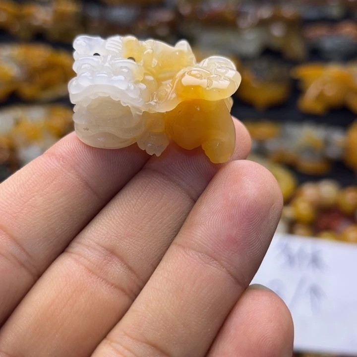 石英质玉（黄龙玉）未镶嵌颈饰