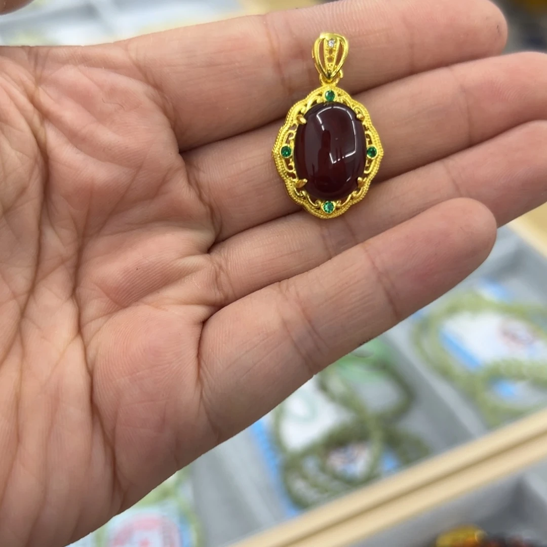 未镶嵌颈饰血珀吊坠