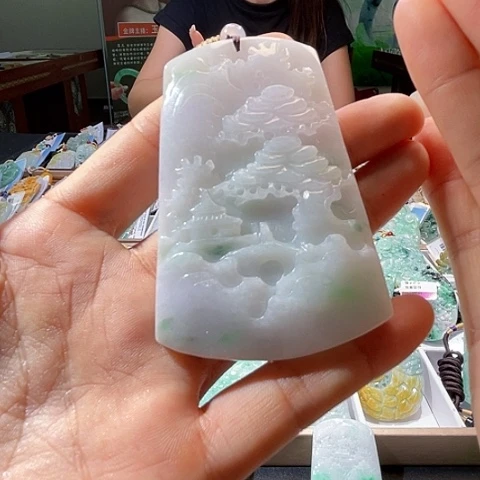 翡翠未镶嵌颈饰一个