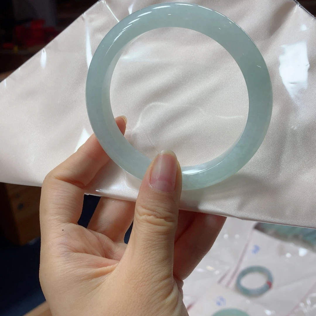 宝***顺翡翠未镶嵌手镯买断