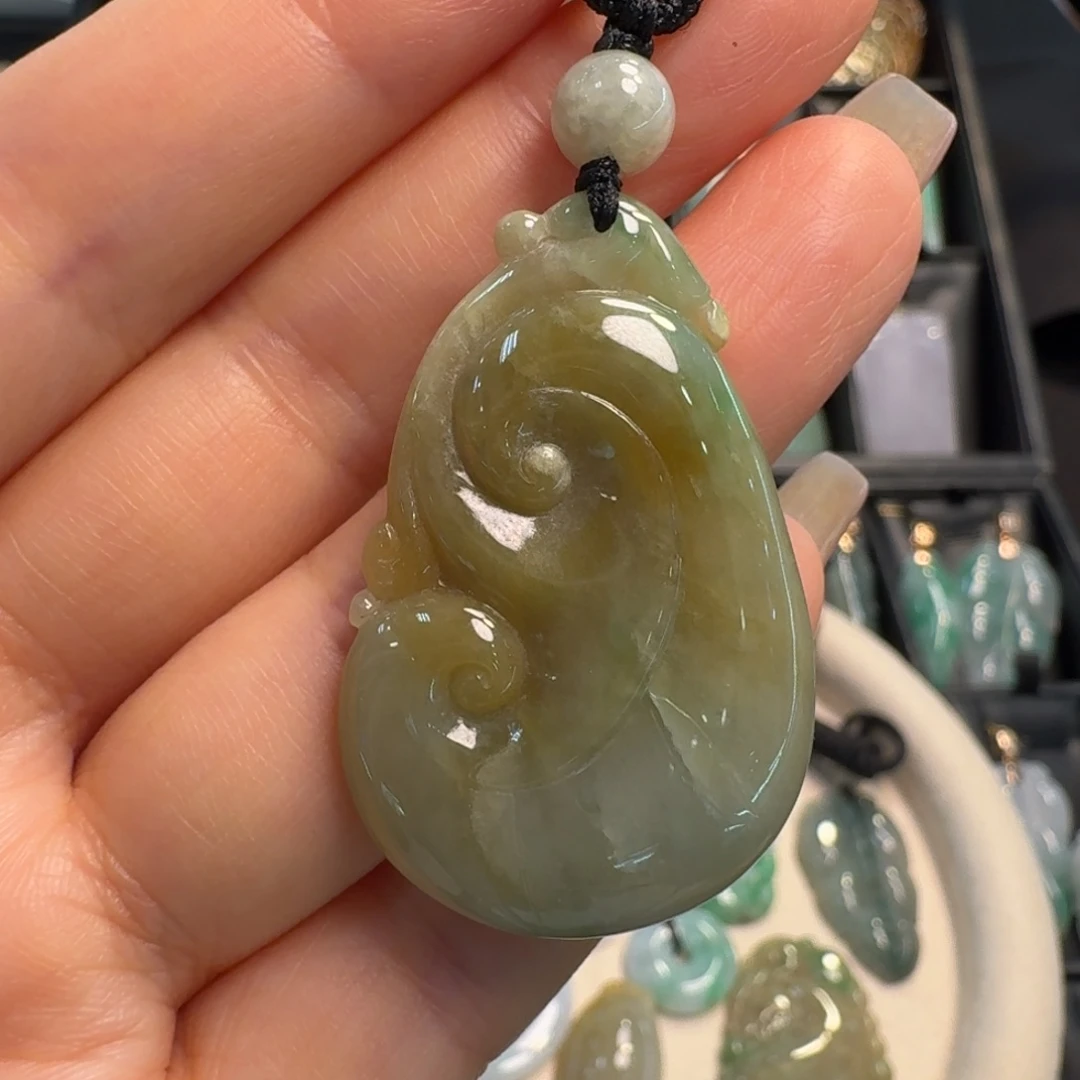 翡翠未镶嵌颈饰如意