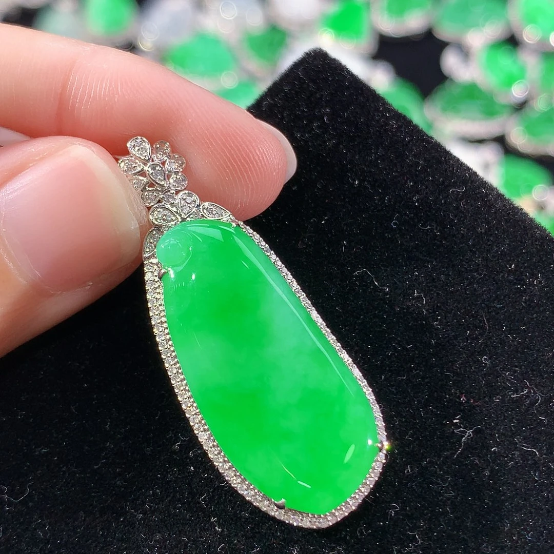 翡翠18K金镶嵌颈饰