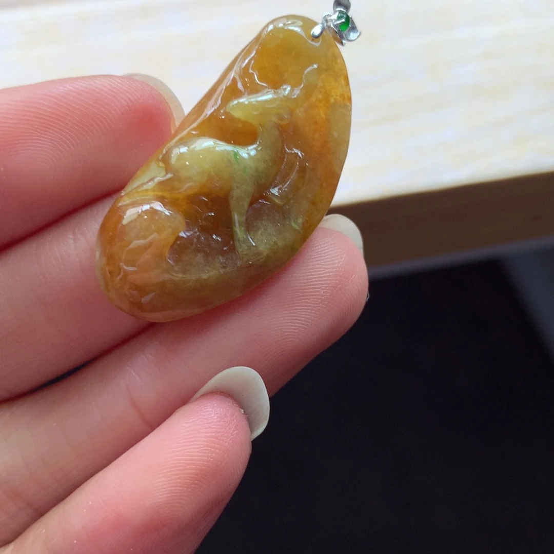 翡翠18K金镶嵌颈饰吊坠
