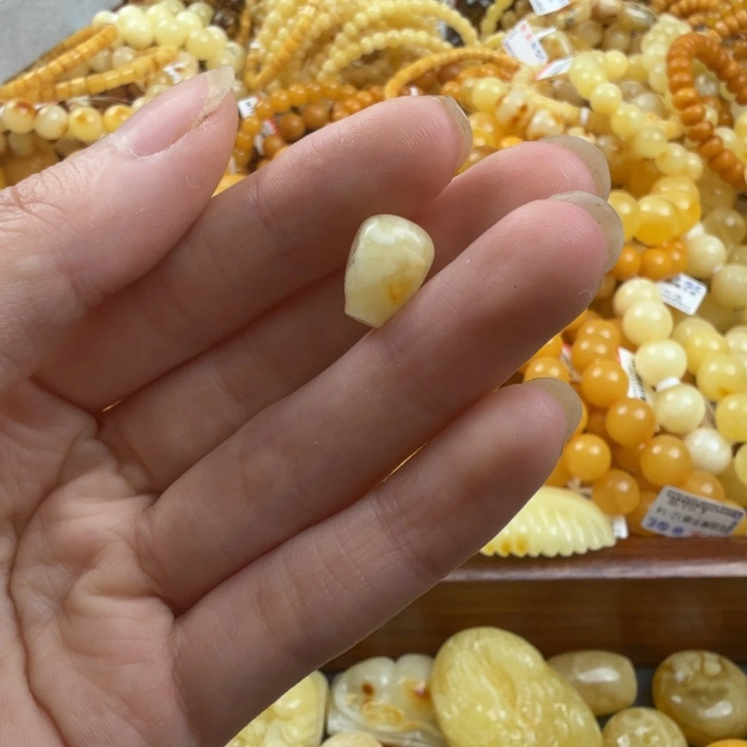 未镶嵌琥珀珠宝奇石