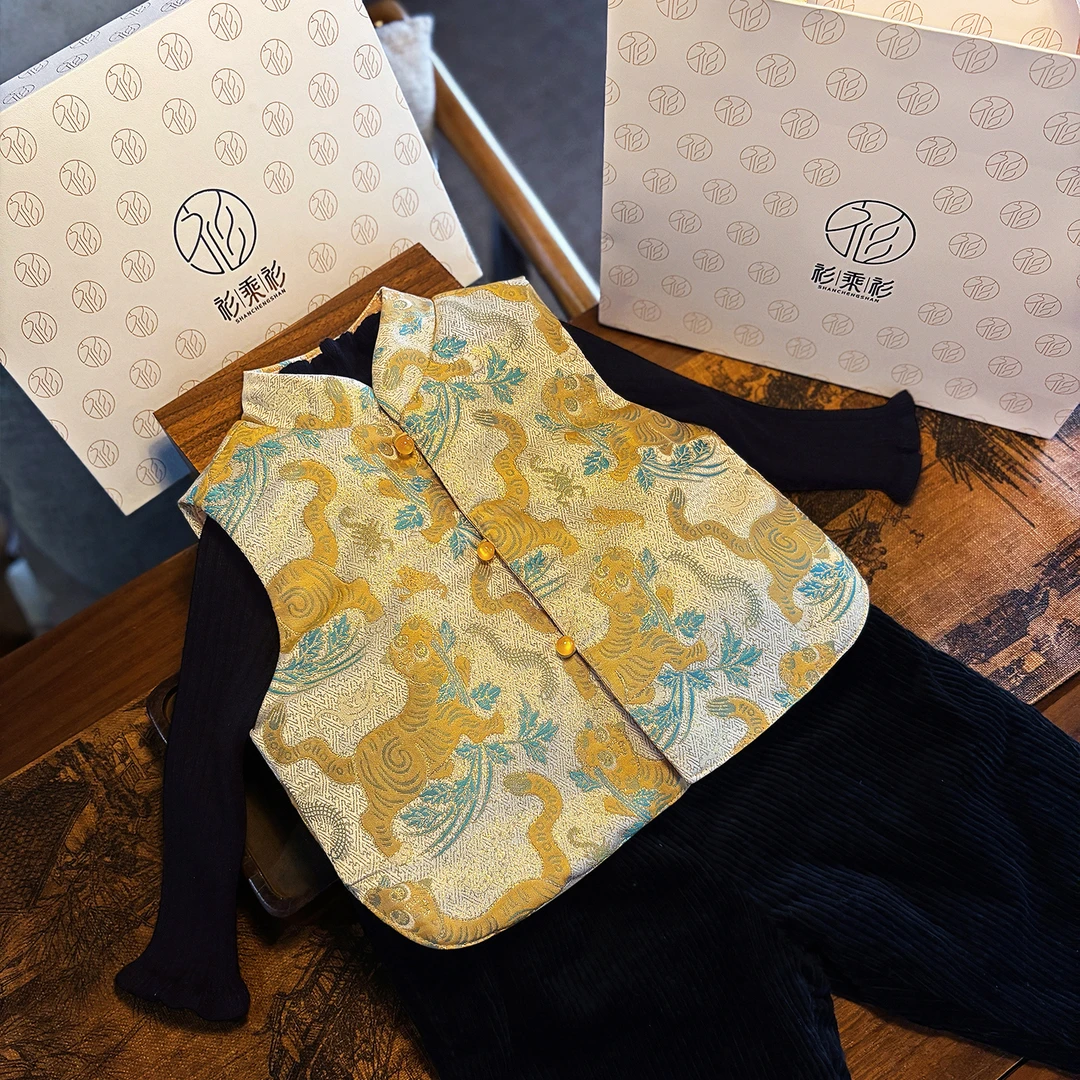 女宝宝套装秋冬2025婴儿礼盒新中式抓周马甲中国风新年拜年服女童