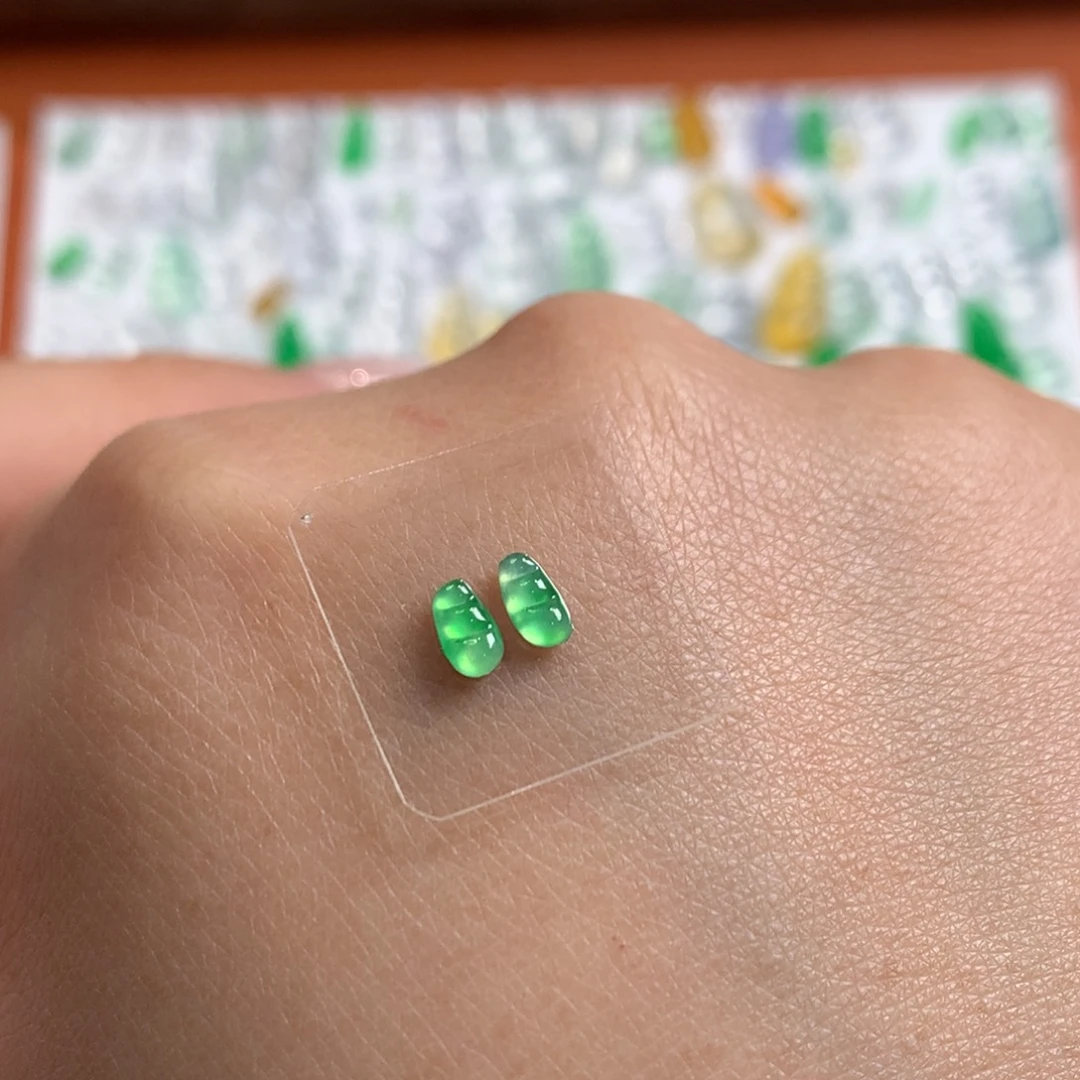 翡翠未镶嵌颈饰一对甜甜绿豆