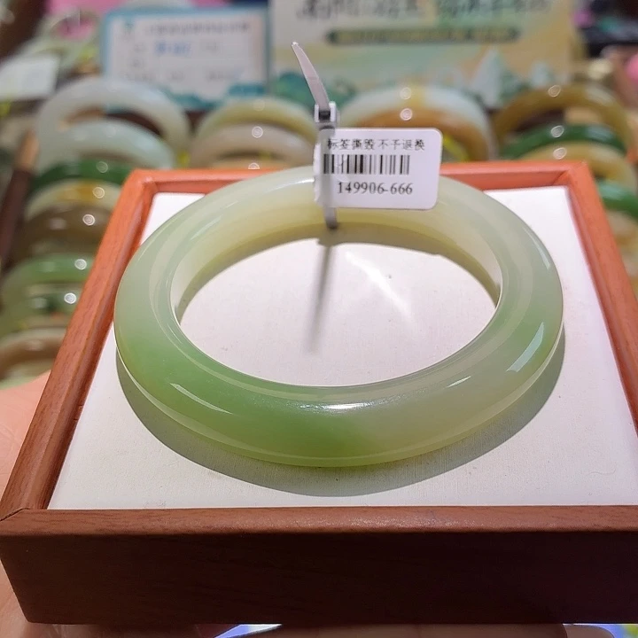 和田玉未镶嵌手镯32。微瑕56/57