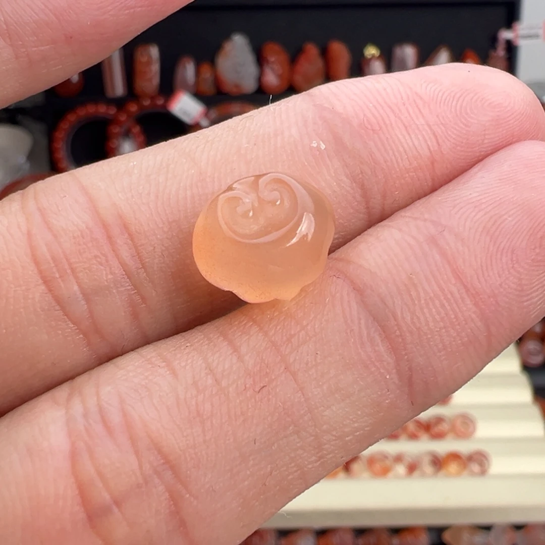 南红玛瑙未镶嵌颈饰如意锁