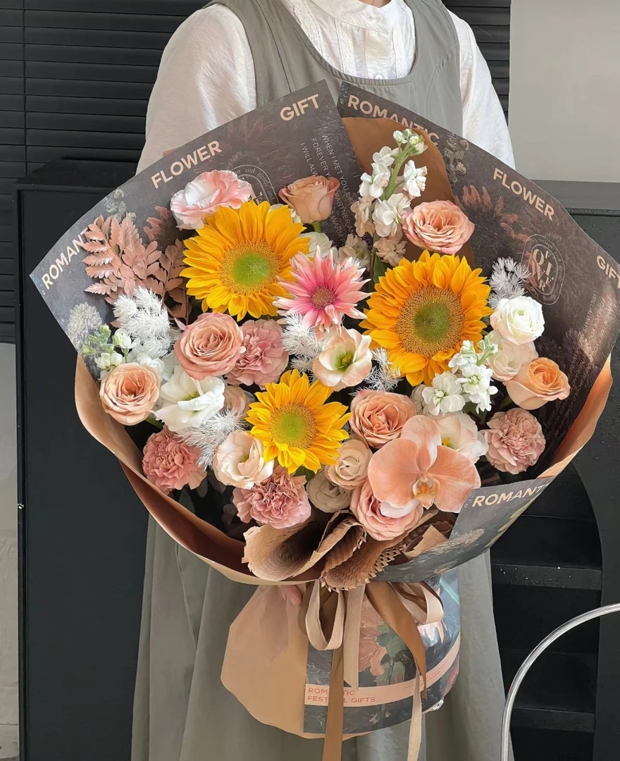 焦糖色绿心向日葵卡布奇诺蝴蝶兰紫罗兰混搭花束