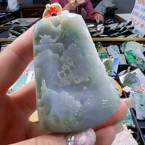翡翠未镶嵌颈饰一个