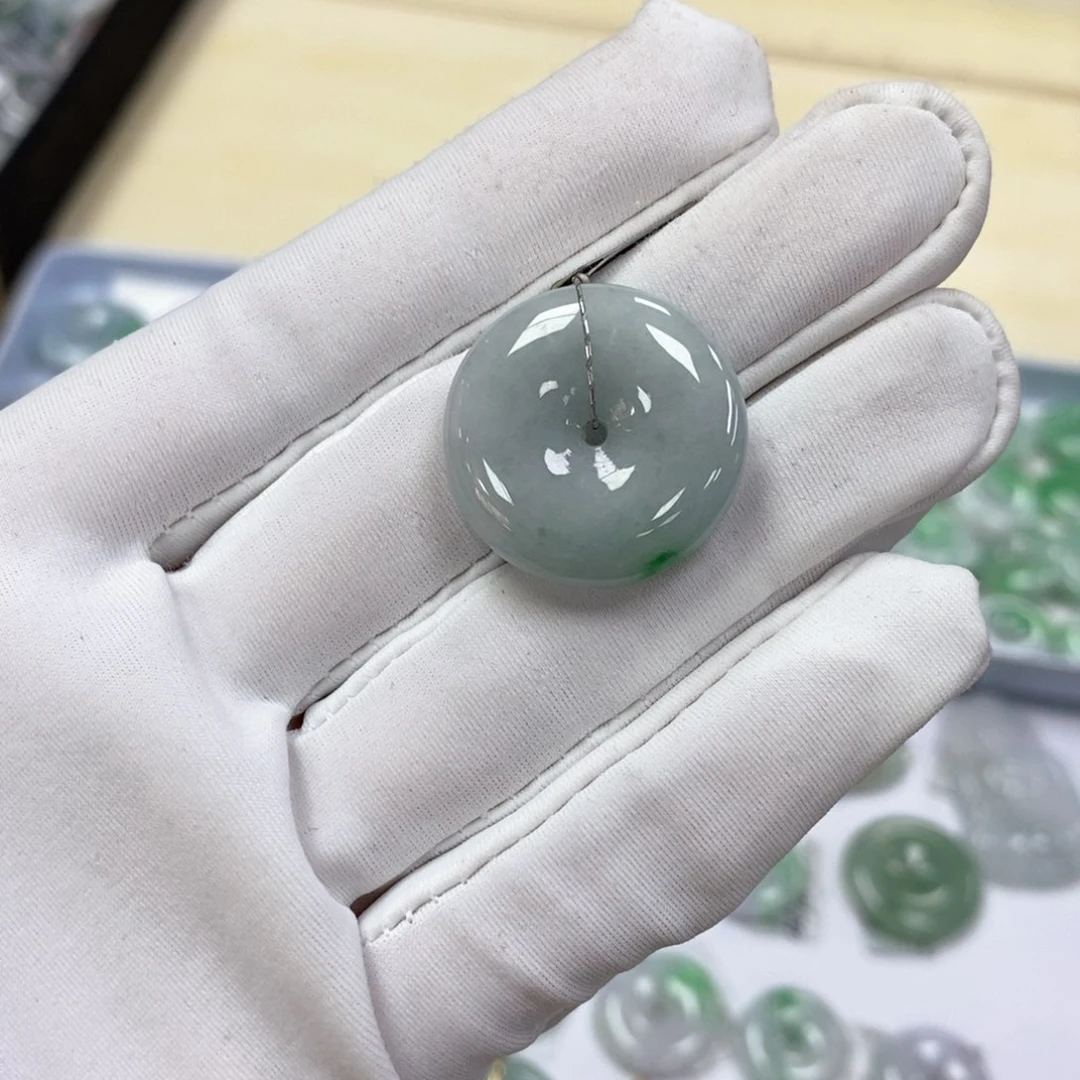 翡翠颈饰未镶嵌平安扣
