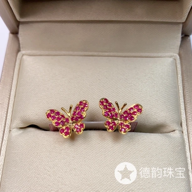 18K金镶嵌红宝石耳钉