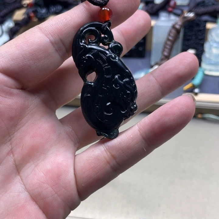 蛇纹石玉合金颈饰泰*玉