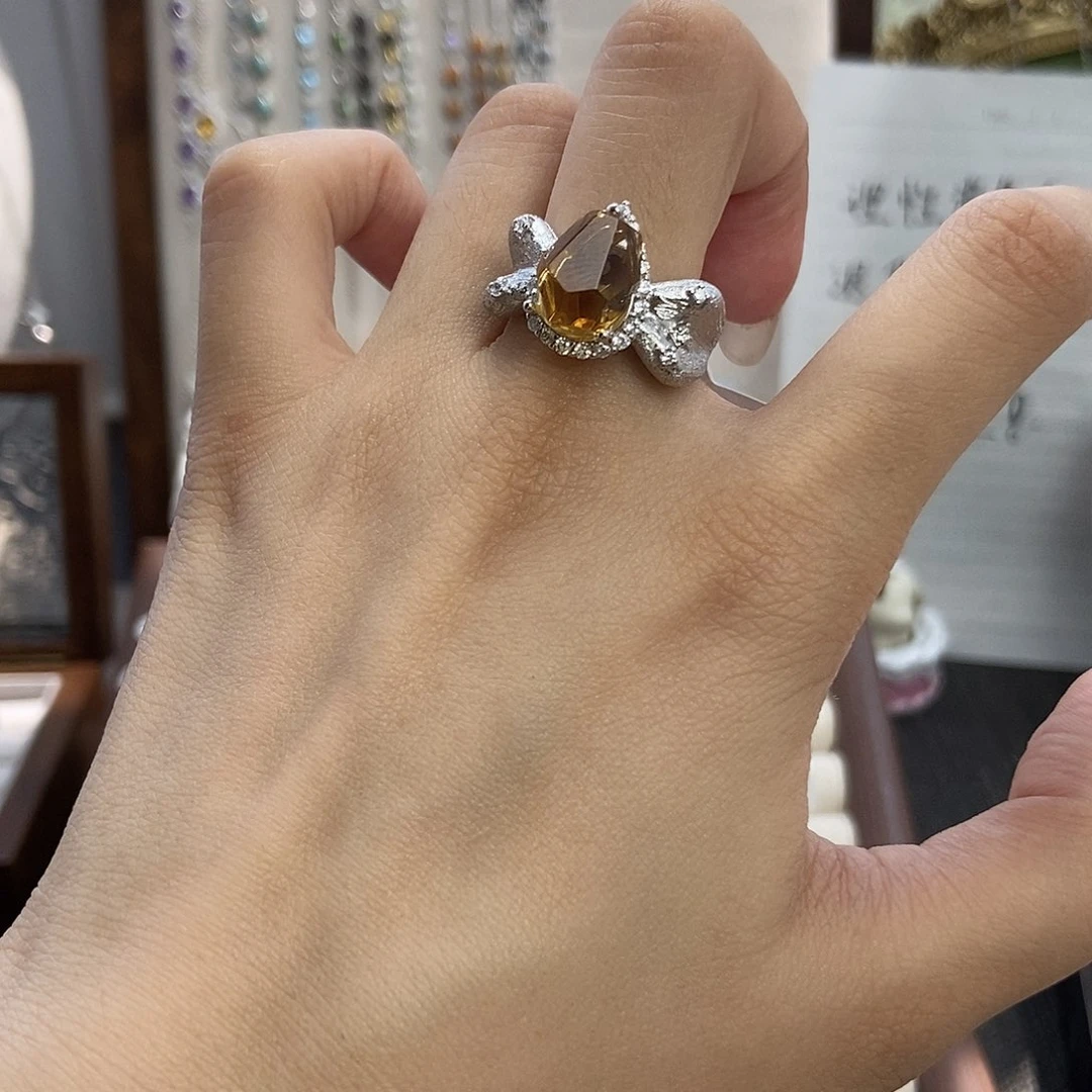 水晶戒指银S925镶嵌落*海巴西黄随形蝴蝶结