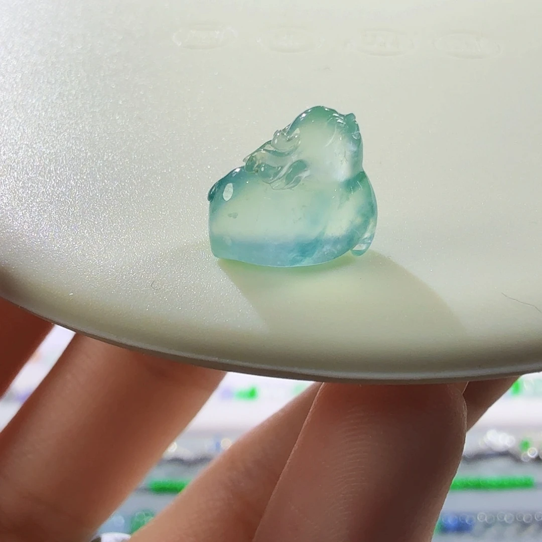 翡翠未镶嵌颈饰小鹿