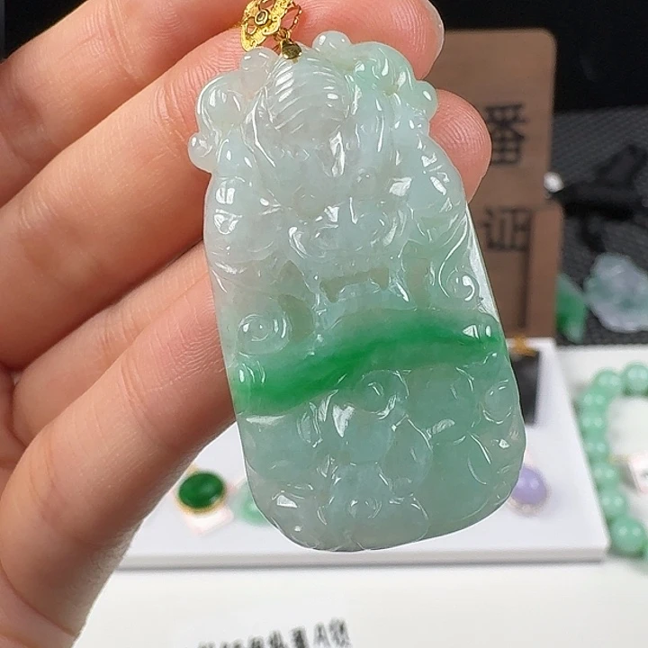 翡翠18K金镶嵌颈饰