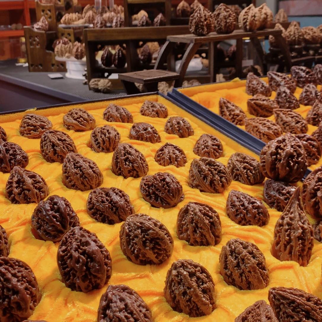 桃核把件。蚂蚁窝