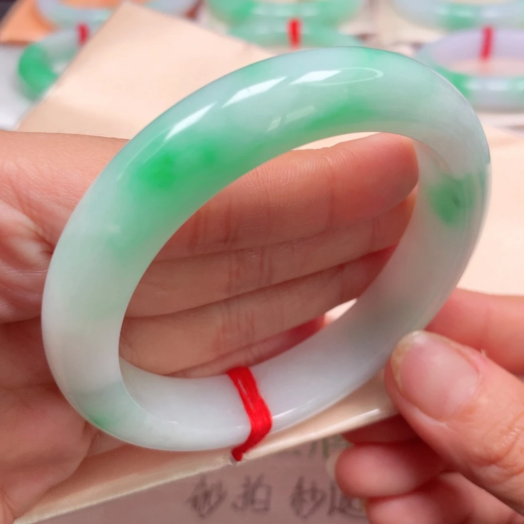 翡翠手镯未镶嵌白底青