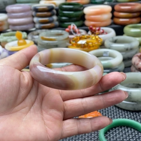 未镶嵌手镯石英岩玉