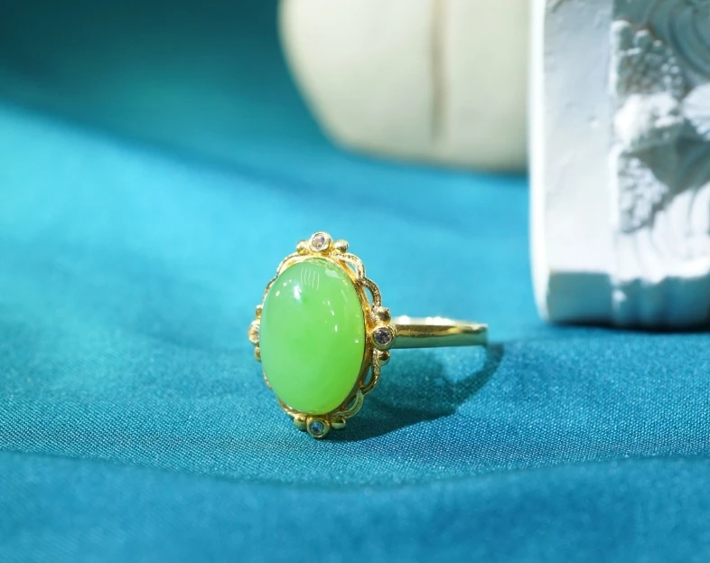 18K和田玉苹果绿旦形戒指 T010202