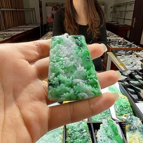 翡翠未镶嵌颈饰一个