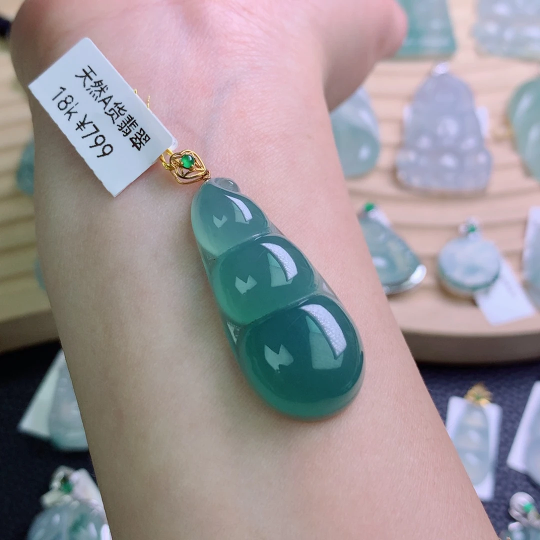 翡翠18K金镶嵌颈饰吊坠