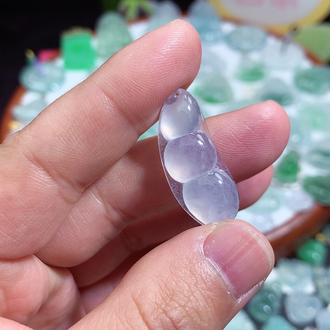 翡翠未镶嵌颈饰福豆