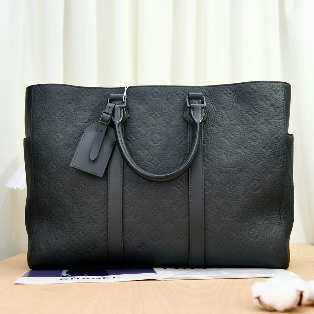 99新 LouisVuitton/路易威登 8409 LV 全皮压纹 黑色胸针
