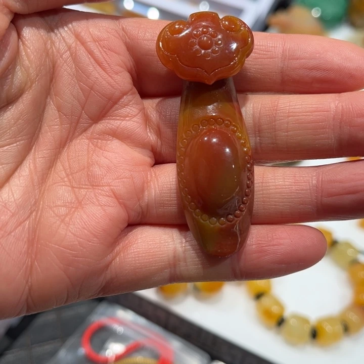 石英质玉（黄龙玉）未镶嵌颈饰